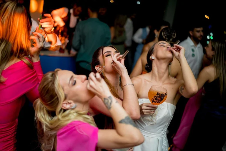 Rodada de mini coquetéis em uma experiência Malibu Bar